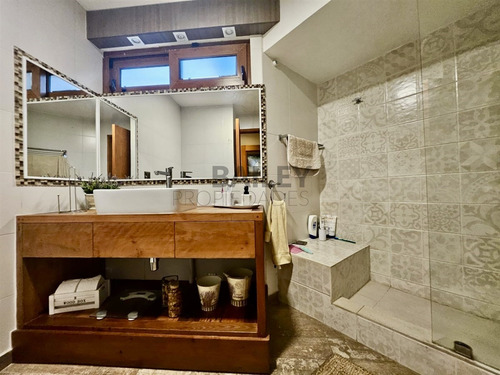 Casa En Venta De 6 Dorm. En Bosques De Montemar, Concón