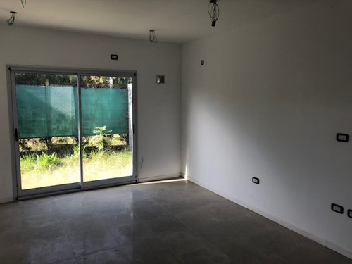 Calle 27 E/ 462 Y 464 City Bell. Dúplex En Venta 2 Dormitori