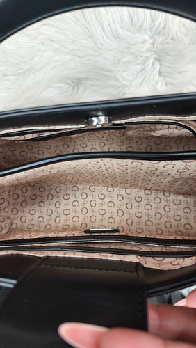Bolsa Guess Cc961807 Nueva 100 % Original Con Etiqueta Negro Estampado Oro Negro