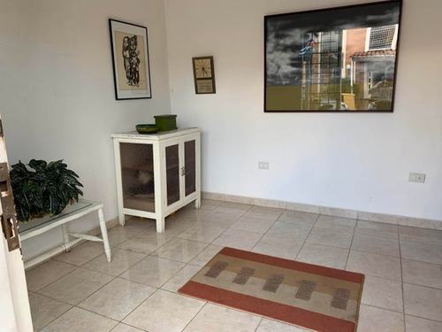 Imagen 11 de 27 de Townhouse En Venta De Dos Niveles Estilo Mediterraneo Cocina Empotrada E Iluminada Monteserino San Diego