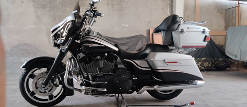 Motocicleta Harley Davidson Street Glide