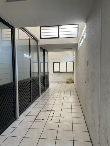 Local Comercial En Renta En Av Damian Carmona, Barrio De Santiago