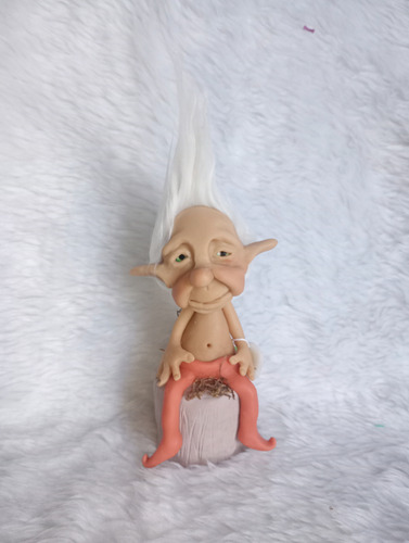 Duende Sentado En Un Tronco Blanco