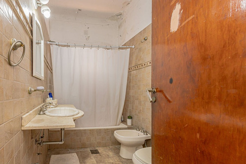 Venta Casa 5 Ambientes En Castelar Sur Con Pileta