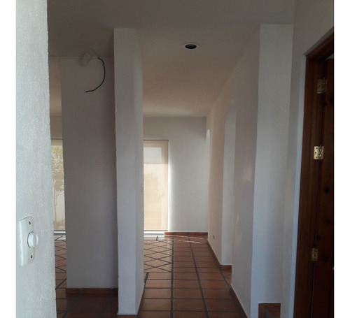 Residencia En Venta O Renta, Estilo Mexicano Moderno, Excelentes Acabados, Amplios Espacios E Iluminación Natural.