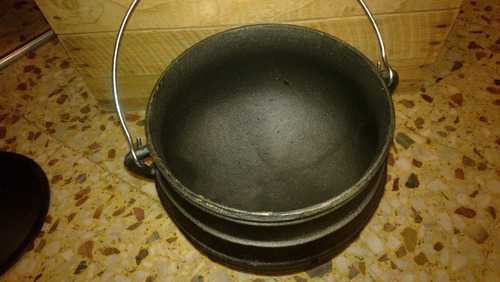 Imagen 5 de 8 de Olla De Hierro Fundido 3 Patas De 9,5 Lts.