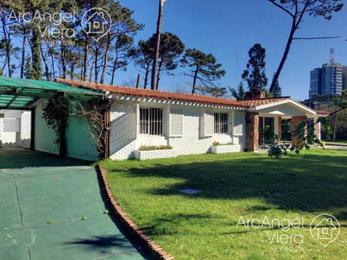 Casa Con Piscina Climatizada En Punta Del Este, Zona Shopping