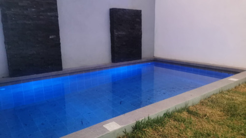Imagen 2 de 19 de En Venta Linda Casa De 2 Niveles Con Alberca Y Jardin En Colonia Cuautlixco Cerca Del Centro De Cuautla