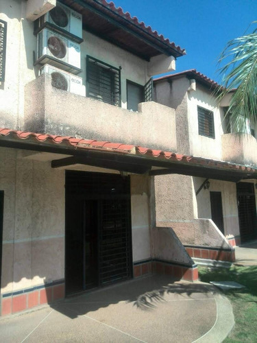 Imagen 1 de 1 de Hermoso Town House En Venta Higuerote - Sb +584129500764
