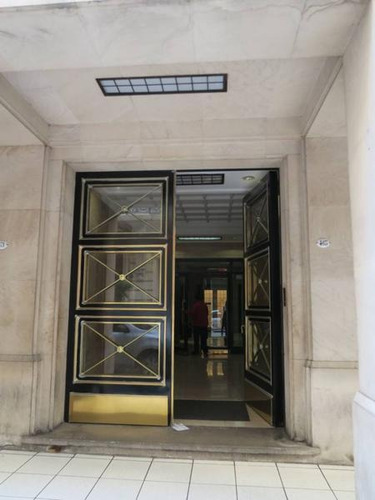Edificio De Oficinas Entre Medianeras De Arquitectura Clasica