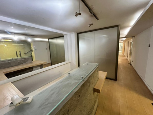Se Arrienda Gran Oficina Con 7 Privados Y Salón En El Centro