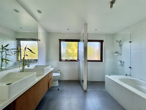 Casa En Venta De 5 Dorm. Piedra Roja Chicureo Colina