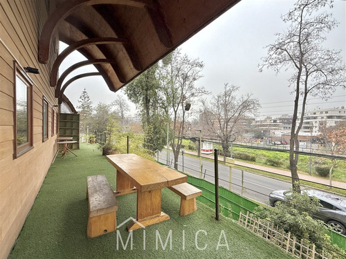 Casa De Tres Pisos Con Moderno Estilo Arquitectónico