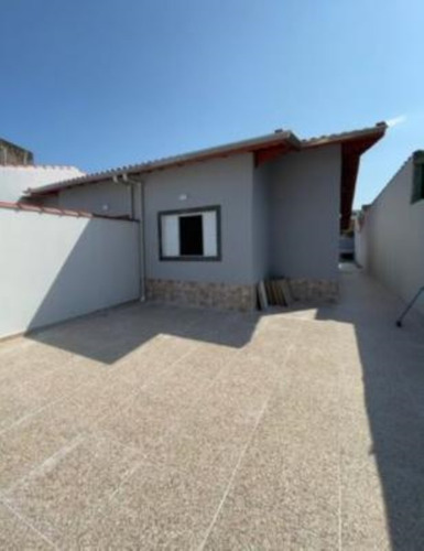 Imagem 7 de 17 de Casa No Bairro Campos Elíseos, Em Itanhaém, Litoral Sul De São Paulo, Localizado Em Lado Praia, Ficando À 50 Metros Do Mar. Imóvel Com 201 M² De Área Total, Sendo 67 M² De Área Construída. Possui Pisc