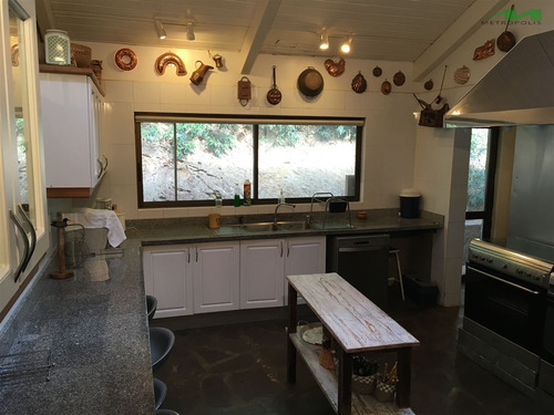 Casa En Venta De 5 Dorm. En Vichuquén