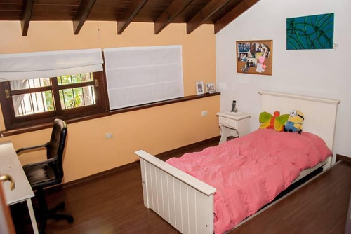 Hermosa Casa Súper Cómoda Y Espaciosa, Con Cochera, Pileta, Jardín Y Parrilla!