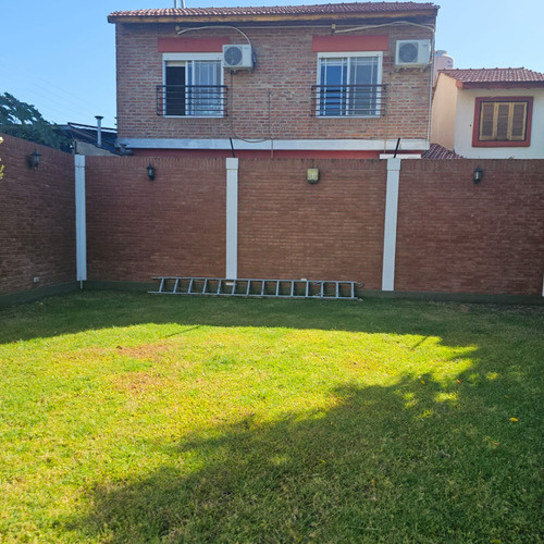 Excelente Chalet De 4 Amplios Ambientes Sobre Lote De 12,99 X 51, Con Garage Cubierto Para 3 Autos, Galeria Con Parrilla, Fondo Y Quincho. Excelente Estado. Nuevo Valor