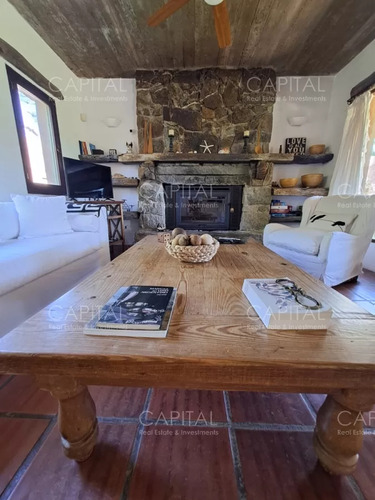 Casa A La Venta De 3 Dormitorios En Punta Del Este Con Un Magnífico Terreno De 3000 Mts2