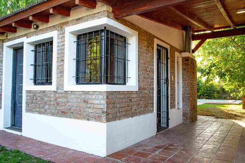 Casa De 2 Dormitorios Con Pileta En Venta - Roldan
