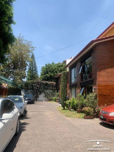 Casa En Venta Desarrollada En Dos Niveles Con Un Mezzanine, En La Calle De Av. México En La Colonia Heroes De Padierna