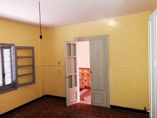 Se Venden Dos Casas, Hermosa Casa Grande Mas Lindo Apartamento En Linda Zona De Barrio Ituzanigó Ambos Con Puerta A La Calle. 097.252.172. Se Alquila Con O Sin Renta. Apta Para Comprar Por Banco.