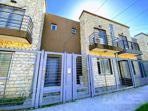 Imagen 1 de 9 de Muy Lindo Duplex De 3 Ambientes Con Cochera!
