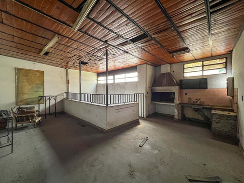Mega Local En El Cruce Alberdi Con 1340m²