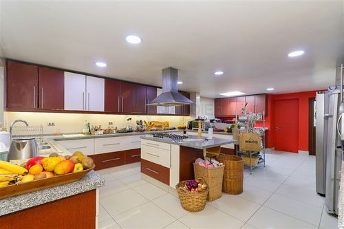 Casa En Venta De 5 Dorm. En Las Condes