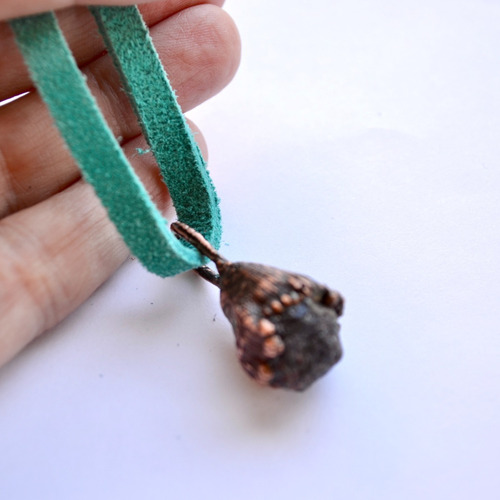 Imagen 4 de 4 de Collar De Piedra Natural Granate, Cobre Y Cuero Turquesa