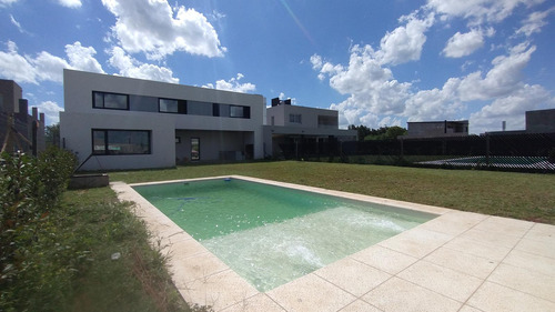 Venta/financiacion/permuta - Casa Premium - 4 Dormitorios - Suite - Piscina - Don Mateo, Funes