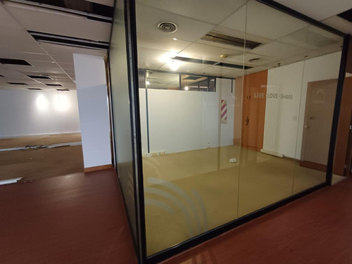 Oficina En Alquiler Sobre Avenida Libertador