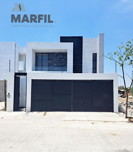 Venta De Residencia De 3 Recámaras, Al Norte De V. De A. Colima