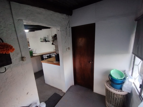 Se Vende Casa De 3 Dormitorios Con Gran Terreno Sobre Ruta 8 Próxima A Zona America