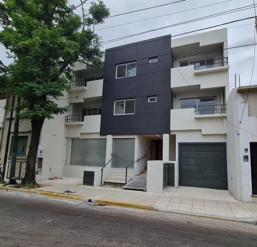 Imagen 1 de 5 de Local Comercial Con Patio Al Frente, Superficie Total 31m2, Sobre Via Publica, A Metros De La Esquina.