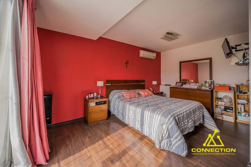 Casa 6 Ambientes En Venta. Banfield Con Pileta