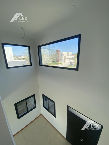 Impecable Casa Con Pileta En San Matias! Acepta Permuta Menor Valor... Mono O 2 Amb Caba