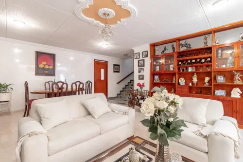 Casa En Venta En Quinta Paredes. Cod V8413
