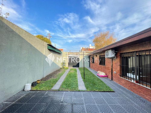 Casa En Venta 4 Ambientes Con Cochera Y Jardin En Bernal Centro