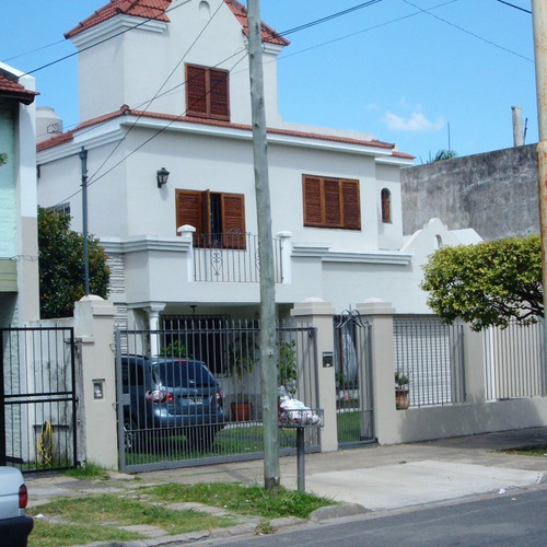 Casa En Venta, Villa Luzuriaga. 6 Ambientes, Impecable.
