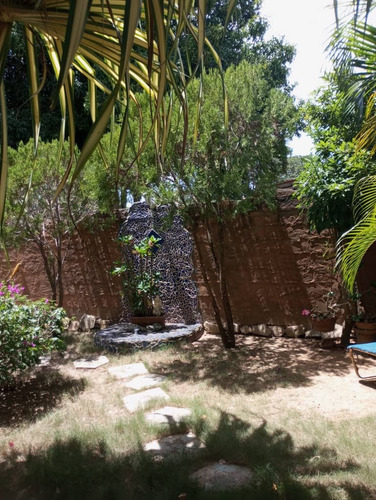 Casa En Urbanización Cerrada En Venta En Margarita
