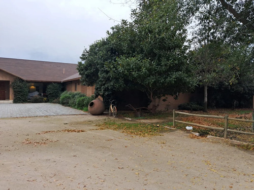 Exclusiva Propiedad Con Casa Principal Y Terreno De 9 Ha.