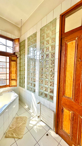 Casa Tres Niveles Barrio Histórico Doble Altura Muy Luminosa