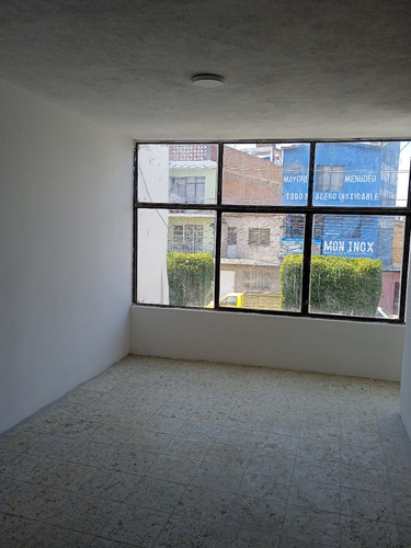 Imagen 8 de 9 de Magnifica Casa Con Amplio Local Comercial, Ubicada En Excelente Zona Comercial, Cerquita Del Popular Mercado Blvd. Torres Landa, Irapuato.