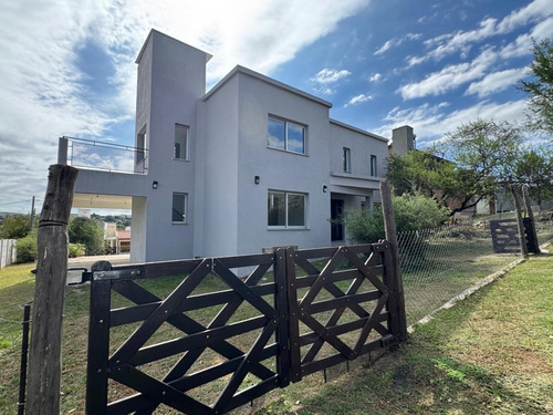 Venta Casa Cuatro Dormitorios Con Patio En Barrio Cerrado Lomas Del Rey Mayu Sumaj