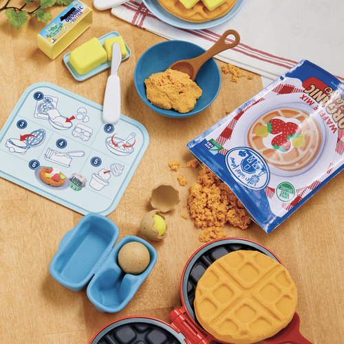 Little Tikes Creative Chefs Kit de Waffles - Set de Cocina Infantil con Arena Make-It! Mix, Máquina de Waffles Realista, 18 Accesorios y Mesa de Juego Plegable, No Comestible