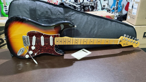 Fender Stratocaster Sunburst 2012 Caps Custom 69  + Trava
