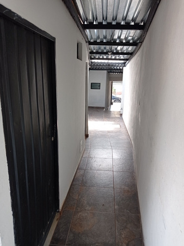 Imagen 6 de 10 de Casa De Un Apartamento Y Tres Apartaestudio