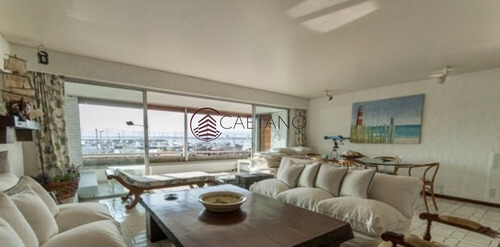 Apartamento En Frente Al Puerto- Ref: 2935