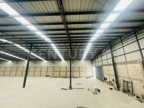 Se Renta Bodega Con Estacionamiento De 2,000 M2 En La Carretera Puebla Atlixco