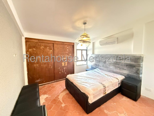 Hermosa Casa Quinta De 2 Niveles En Venta Ubicada En Alto Prados Del Este 25-17674